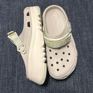 Crocs Hiker Xscape Clog Mens Size 8 Womens 10 Hiking Platform Shoes grey camo